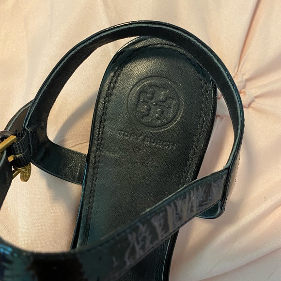 Tory Burch black patent leather ankle strap flat sandals - Picture 2 of 5